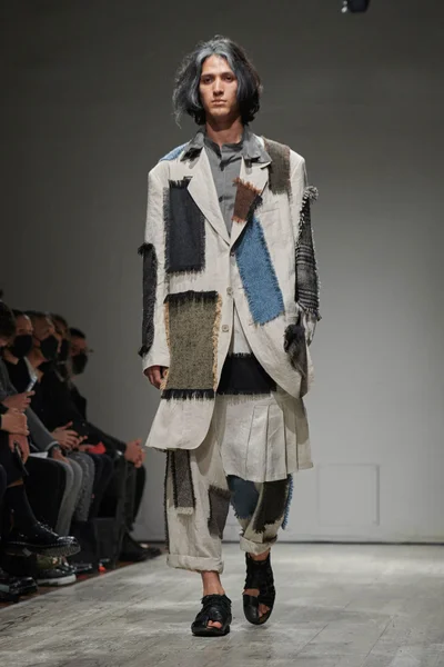 Look 18